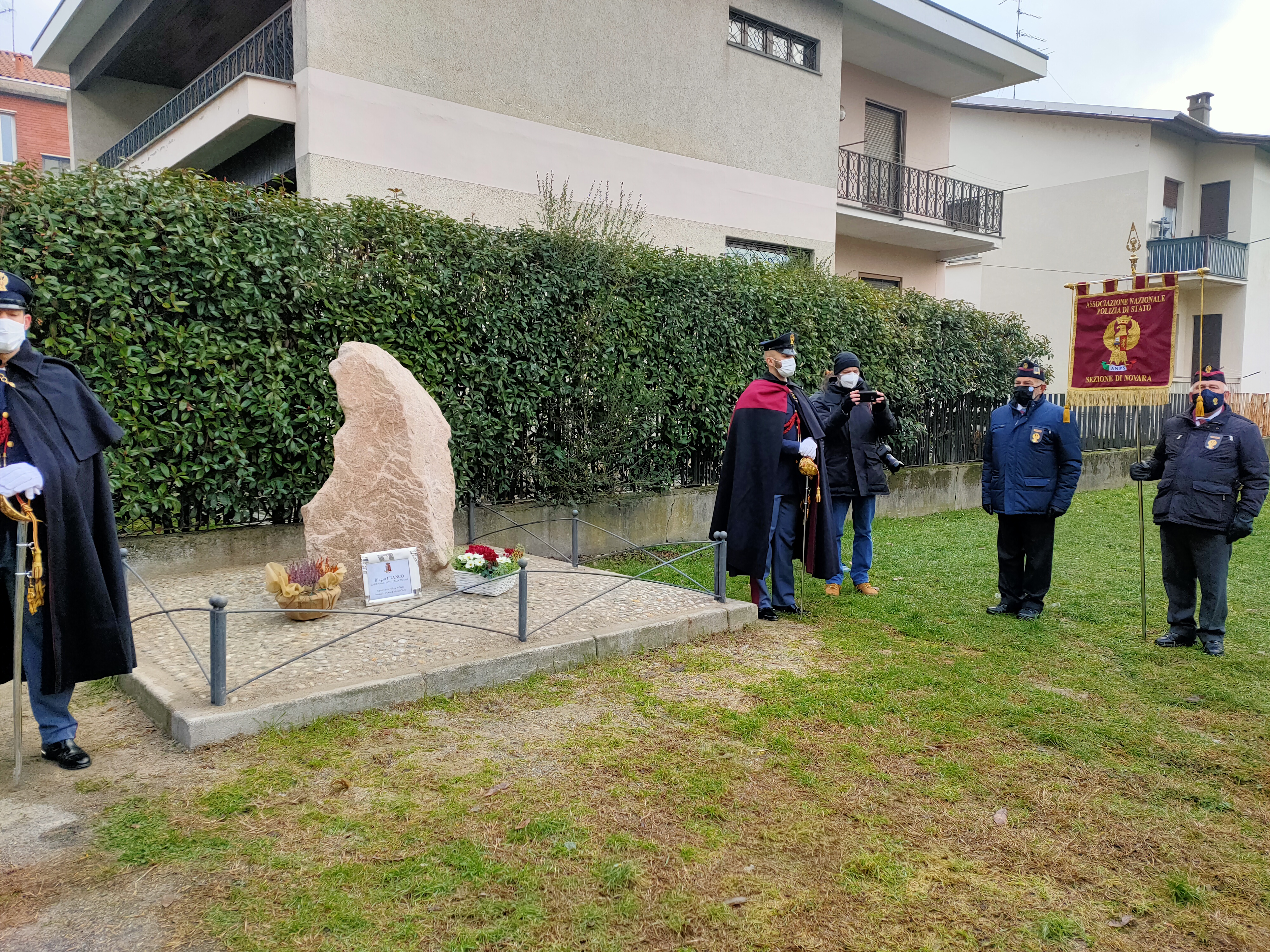 Novara: la sera prima dell’inaugurazione rubata la targa del monumento per l’agente di Polizia Biagio Franco