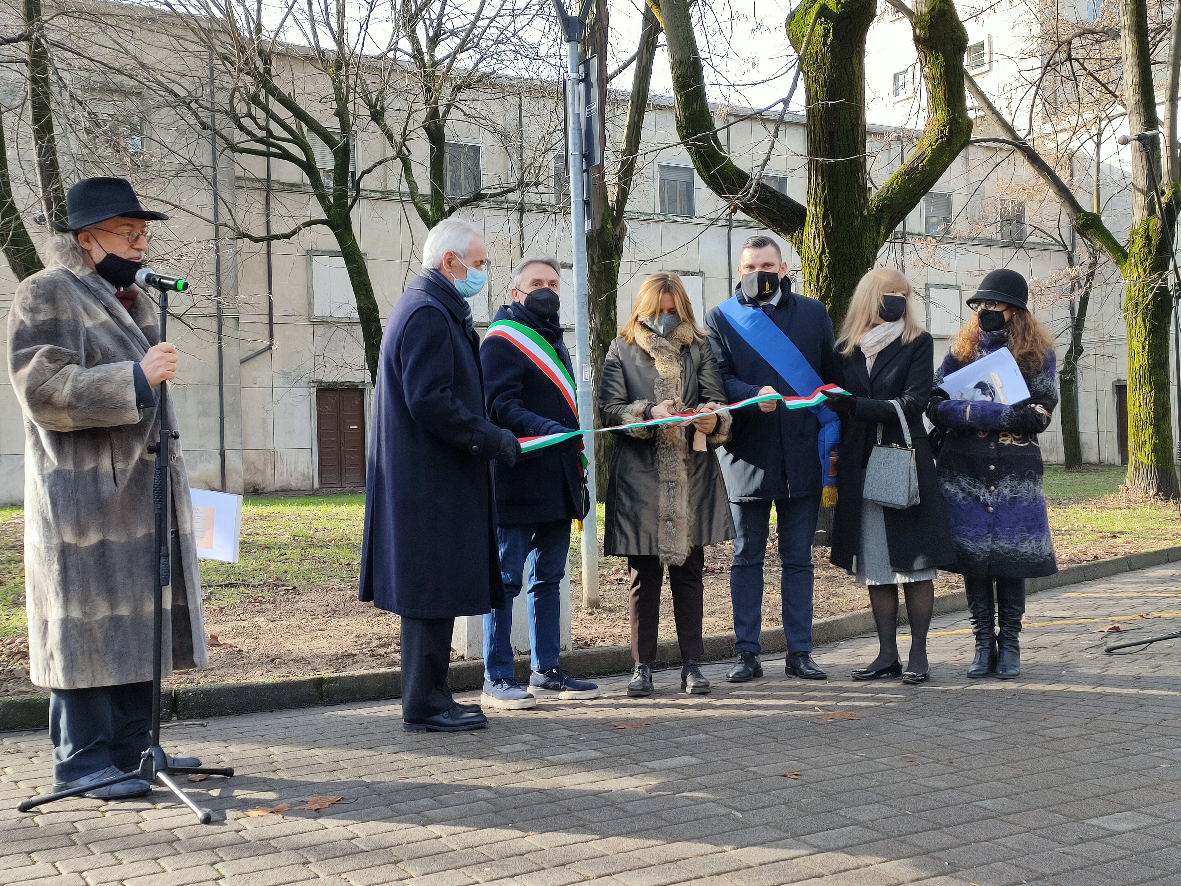Progetto Strehler, inaugurata la targa commemorativa davanti all’ex Excelsior
