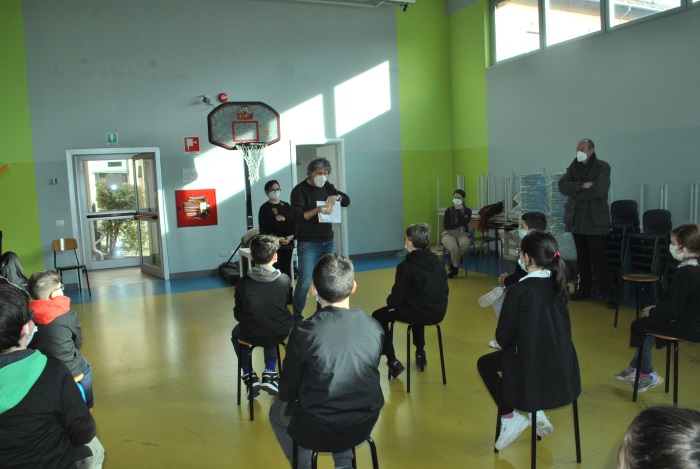 Intervento dello scrittore Antonio Ferrara alla Primaria di Cureggio