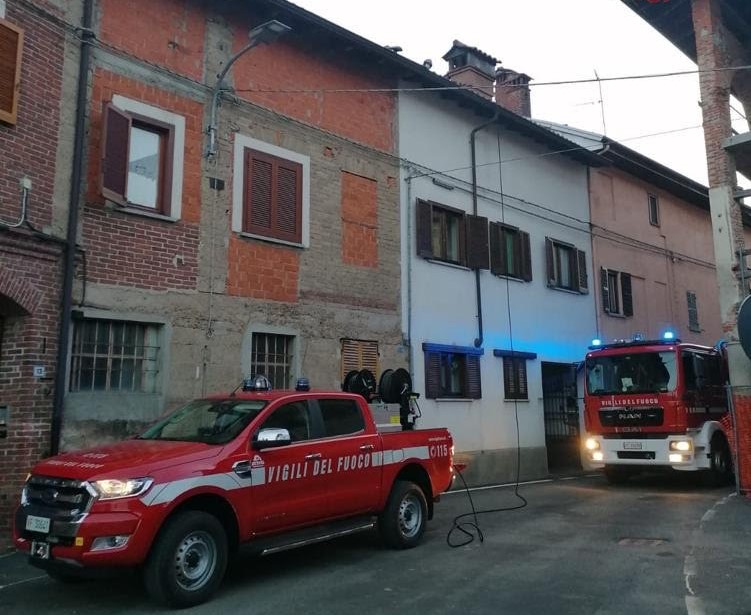Canna fumaria prende fuoco a Cavallirio