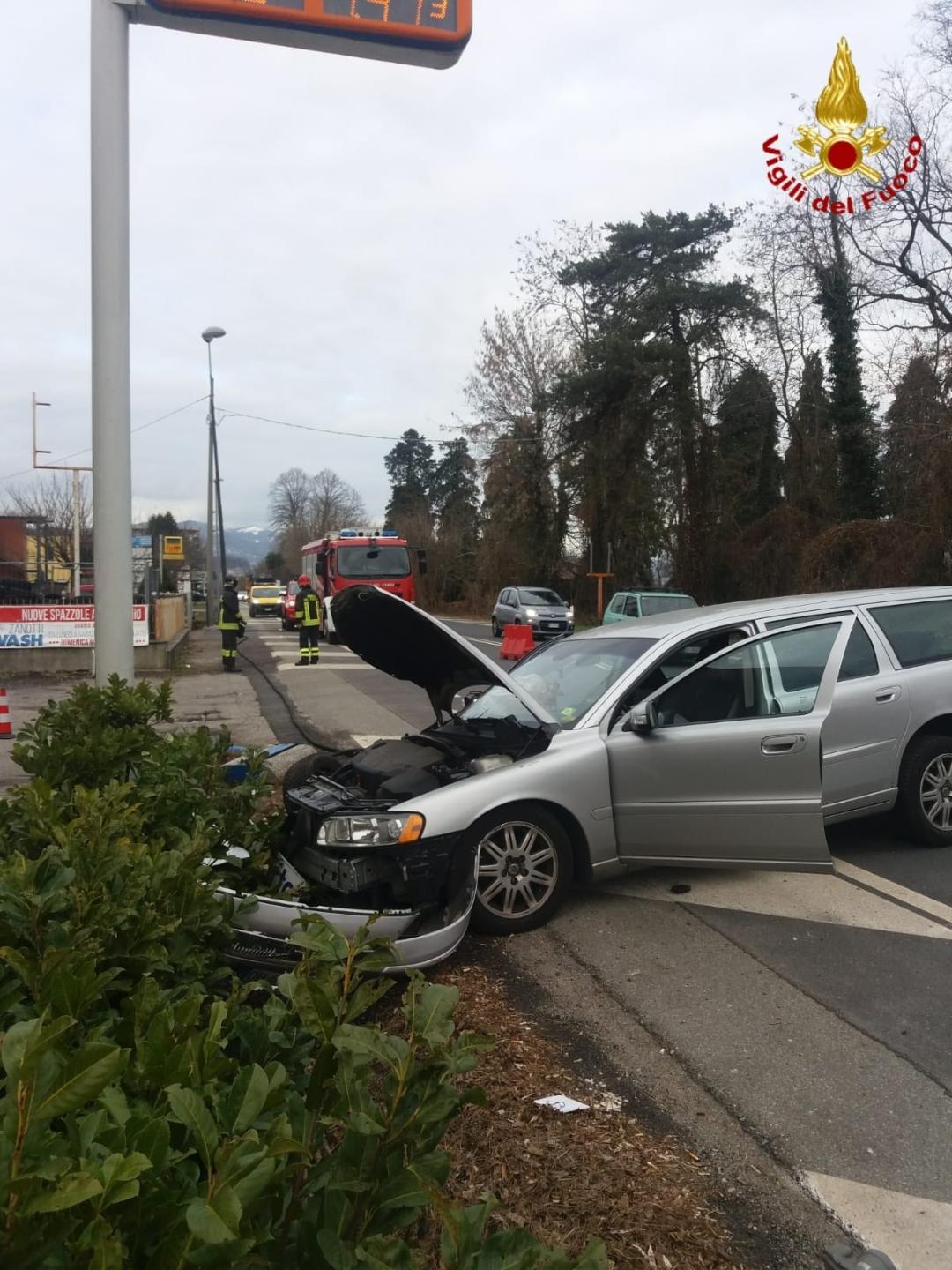 Auto contro un palo a Dormelletto