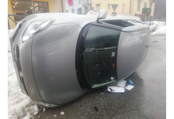 Incidente lungo la SS337: auto si ribalta
