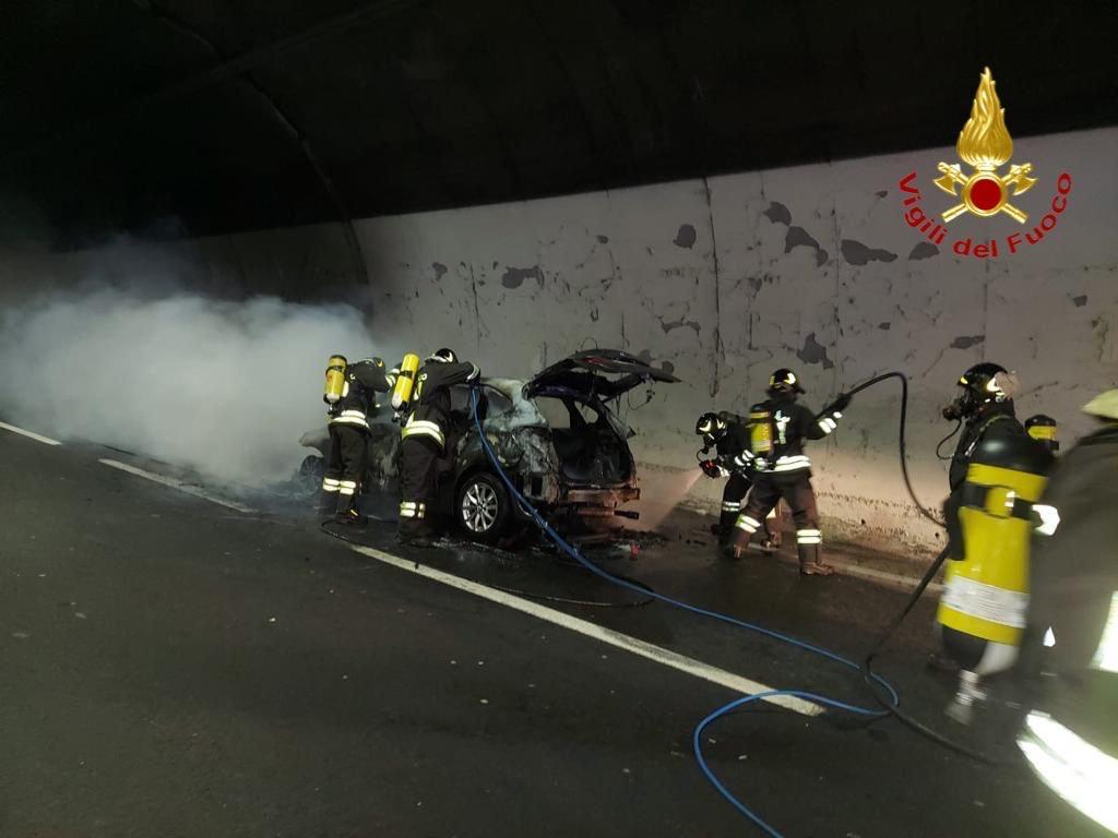 Auto a fuoco lungo l’A26