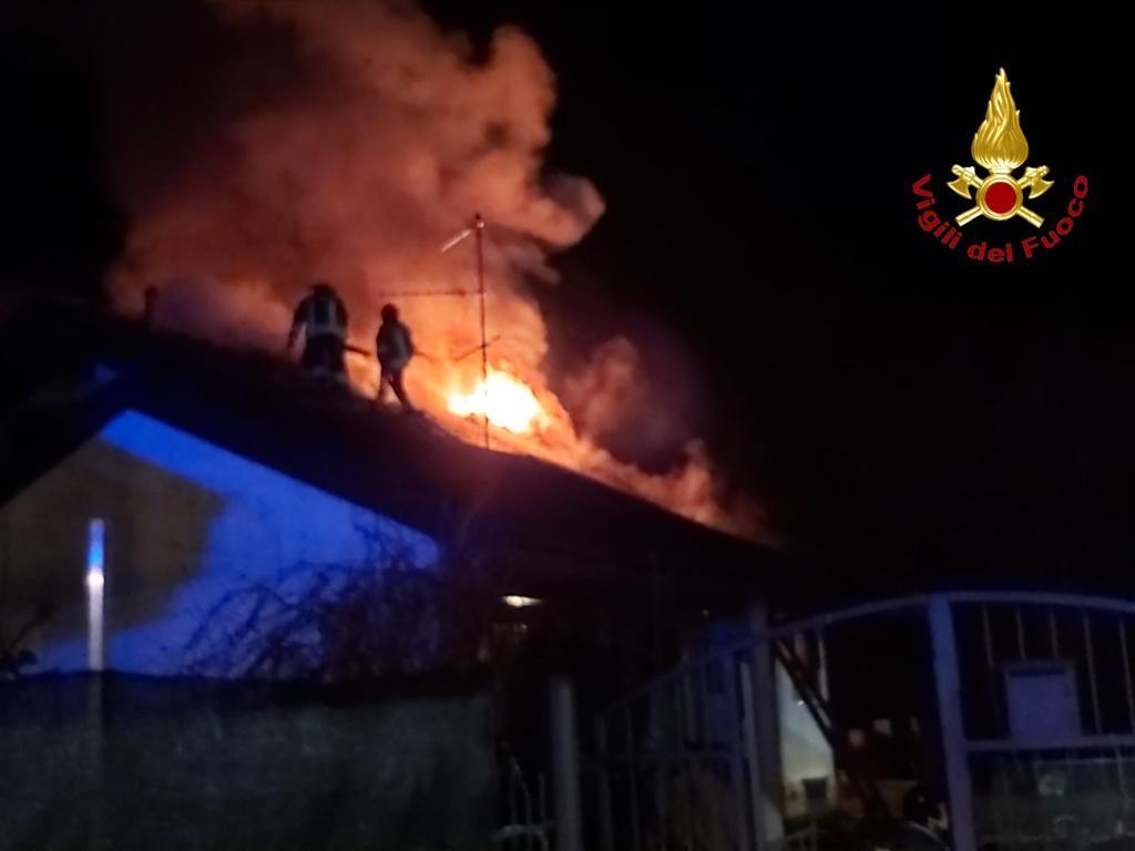 Invorio: incendio distrugge il tetto di un’abitazione