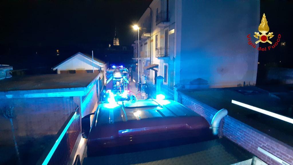 Novara, incendio in un appartamento: donna salvata dai vicini di casa