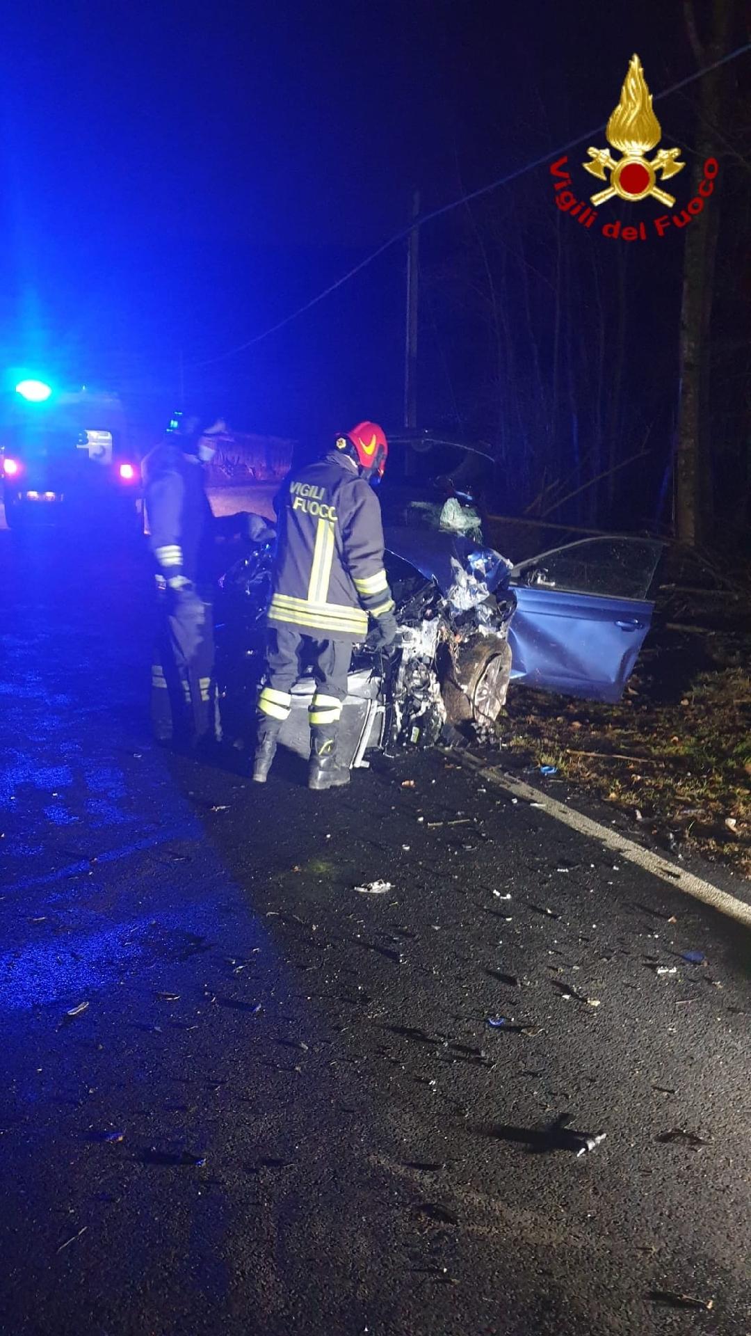 Armeno: esce di strada con l’auto, finendo contro un muro