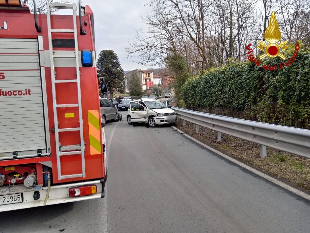 Invorio: incidente tra due auto, un ferito incastrato