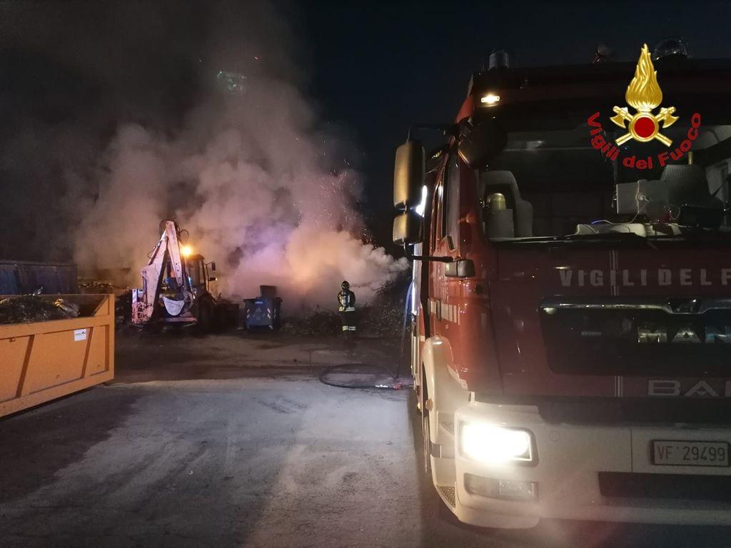 Borgomanero: fiamme alla piattaforma ecologica