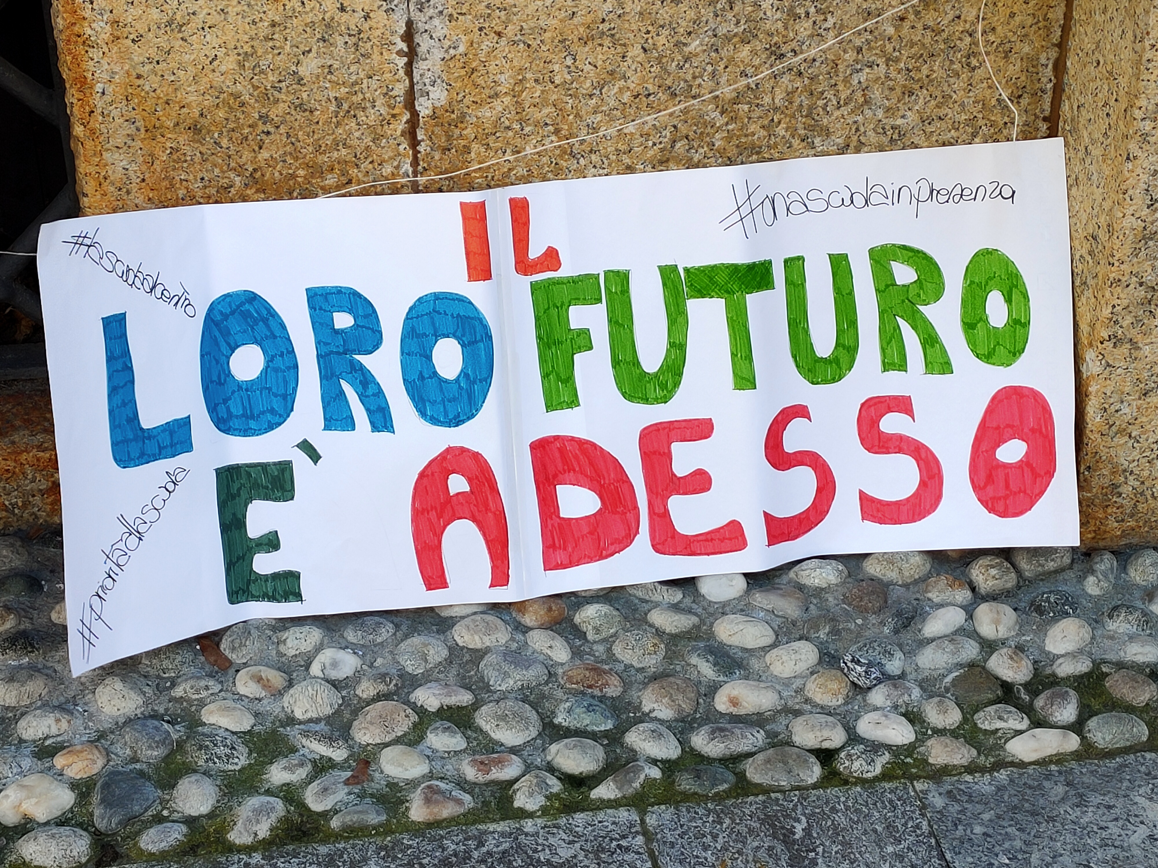 Scuola: un centinaio in piazza per chiedere il ritorno in classe in sicurezza