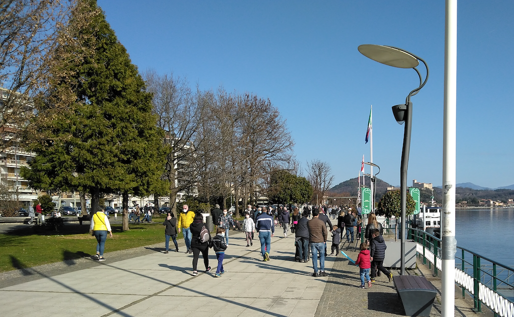 Anche se non è primavera Arona è invasa di turisti