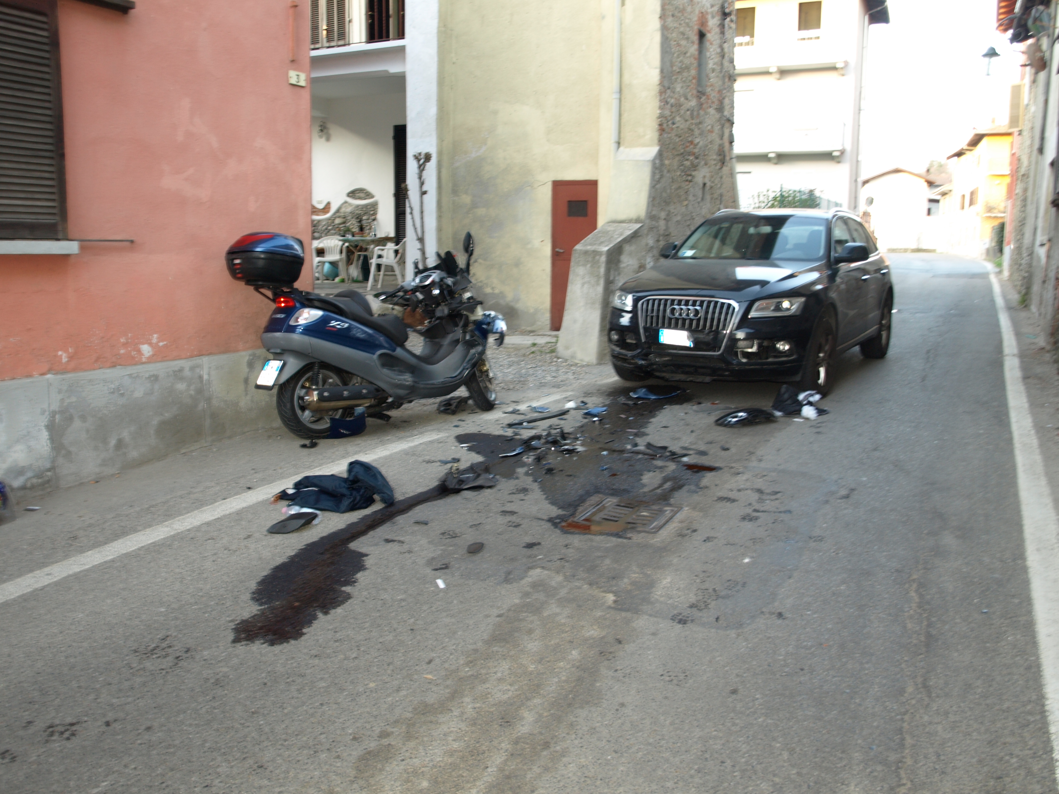 Incidente nella strettoia di Prato Sesia: auto contro moto