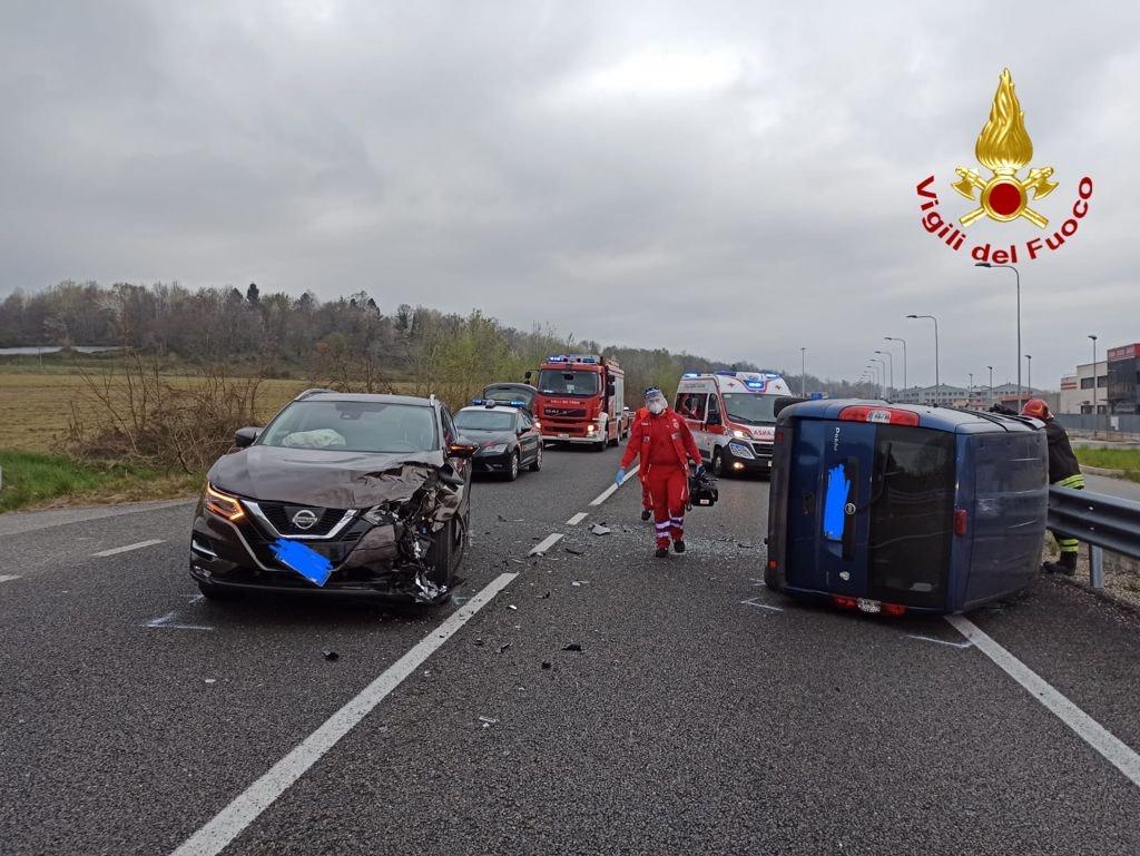 Scontro frontale tra due auto a Pombia