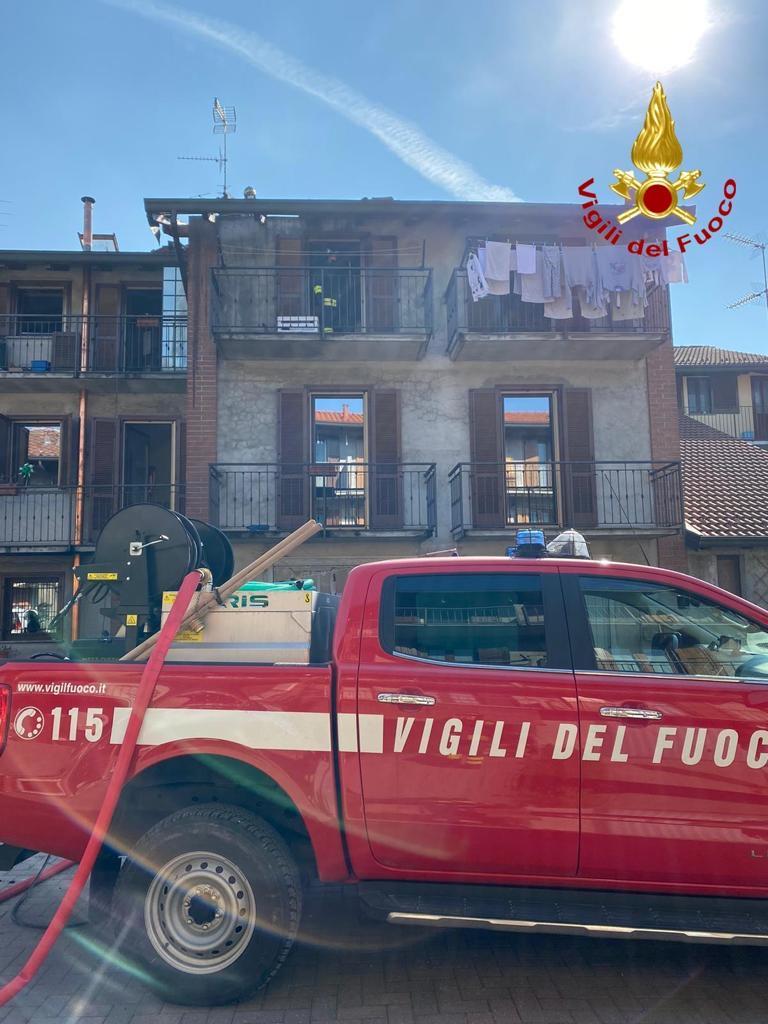 Fiamme dal tetto di un’abitazione a Cameri