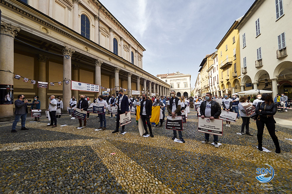 Commercianti in piazza: «Vogliamo solo lavorare»