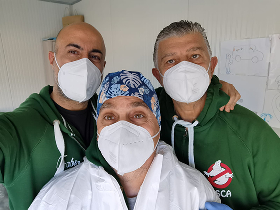 Il lavoro in prima linea di chi esegue i tamponi…