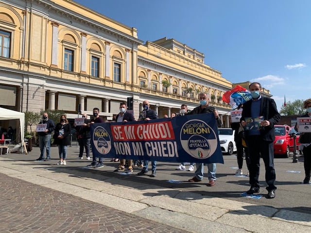 Novara, flash mob di Fratelli d’Italia: «Esenzione delle tasse per le aziende più colpite dalla crisi»