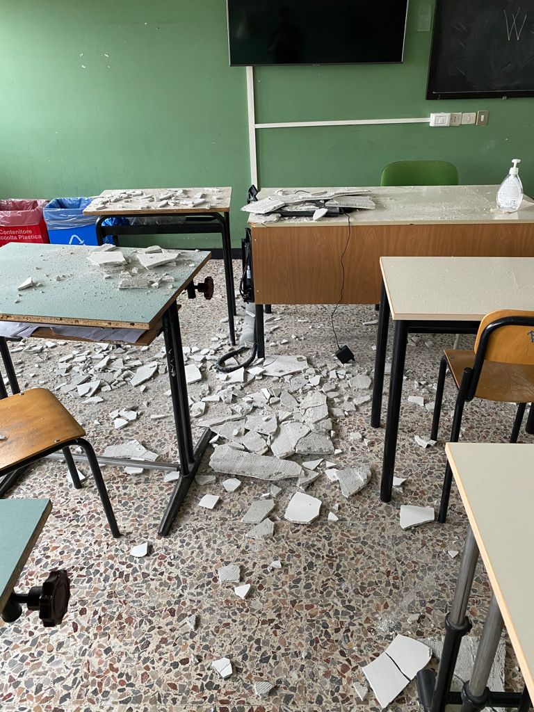 Crollo dell’intonaco al Nervi: gli studenti chiedono più sicurezza