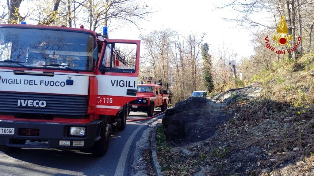 Fiamme domenica tra Carpugnino e Lesa