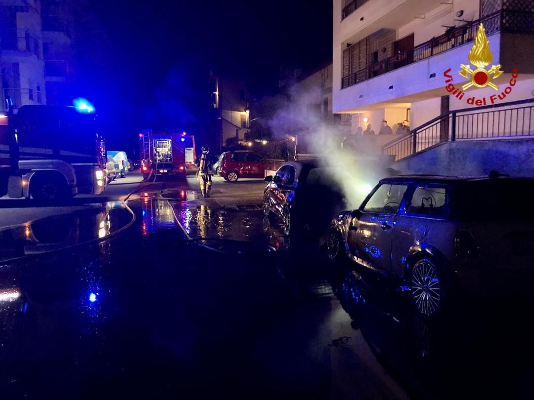 Auto in fiamme a Novara in strada Crocetta