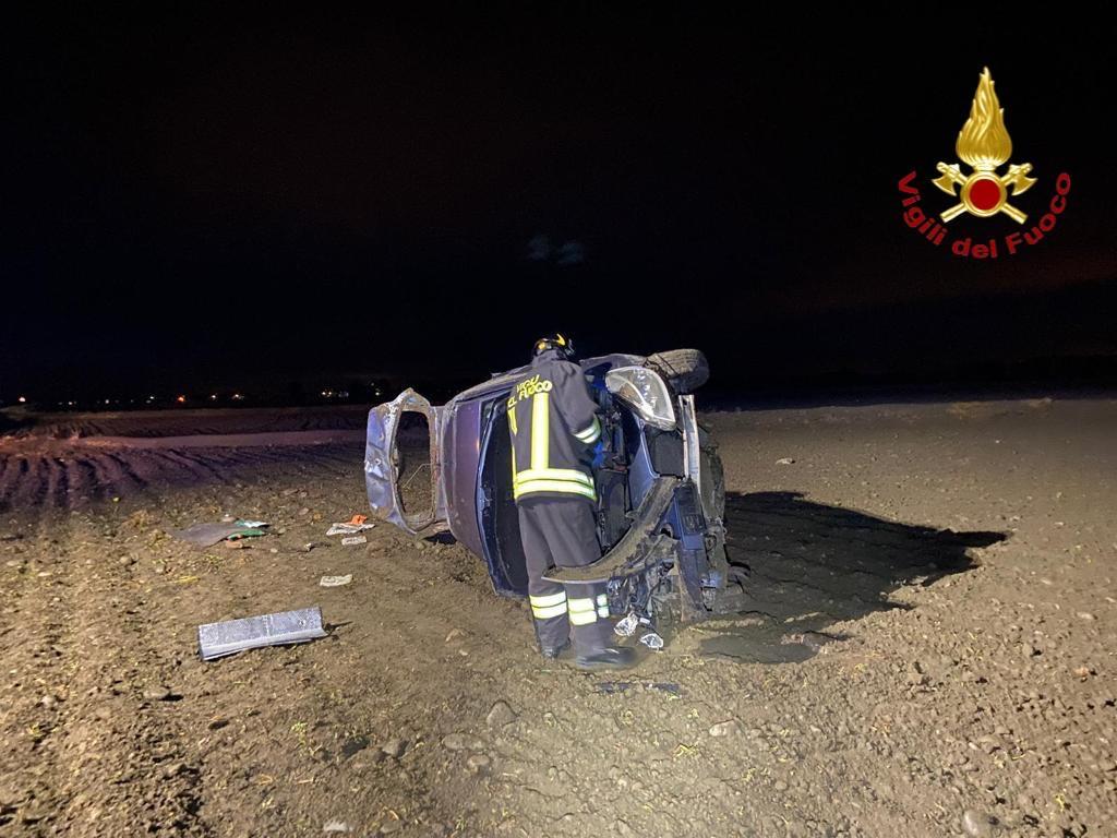 San Nazzaro Sesia: con l’auto si ribalta in un campo