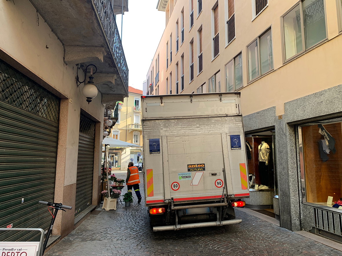 Novara, in centro nel traffico  con parcheggi “selvaggi”