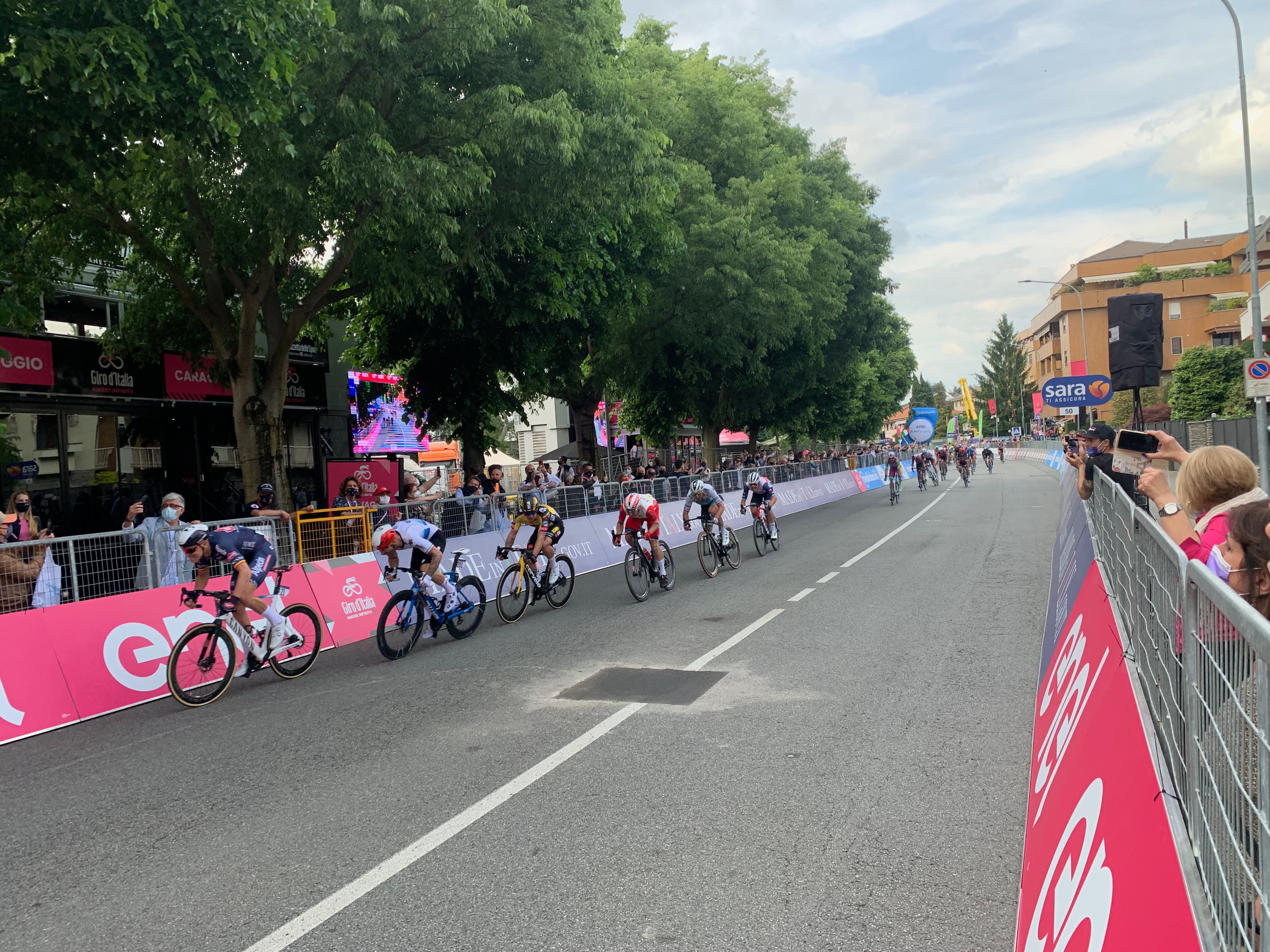 Festa per il Giro d’Italia a Novara: in volata vince Merlier