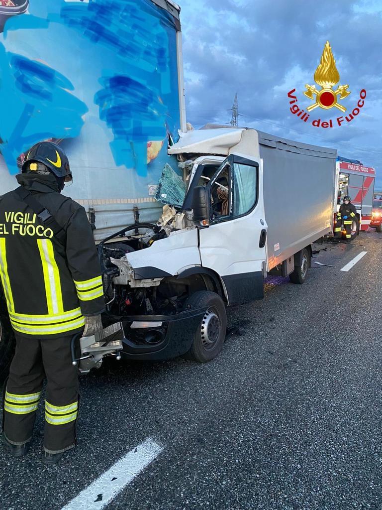 Incidente in A4: coinvolti furgone e autoarticolato