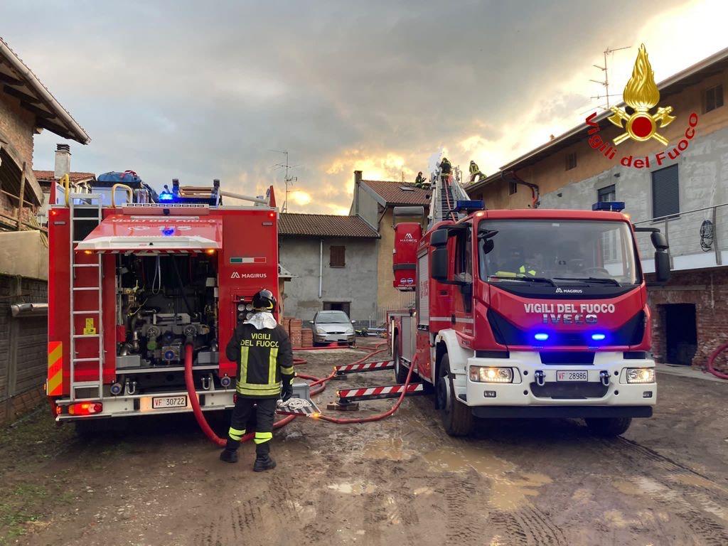Fiamme da una canna fumaria in via Caimi