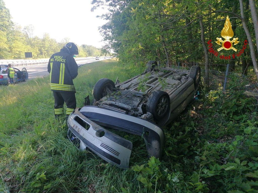Romagnano Sesia: auto esce di strada e si ribalta lungo l’autostrada A26
