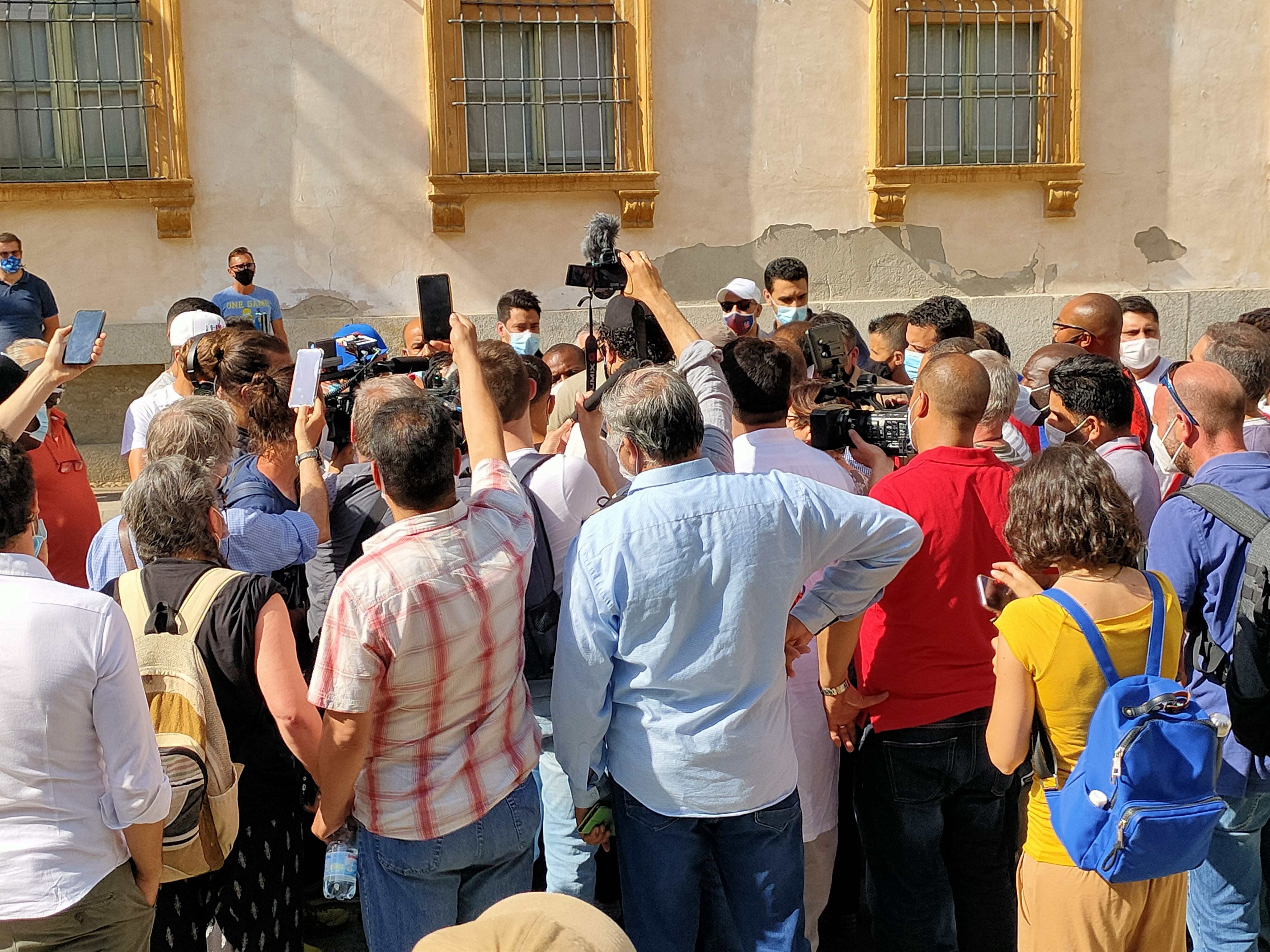 Arresti domiciliari per il camionista che, a Biandrate, ha investito il sindacalista