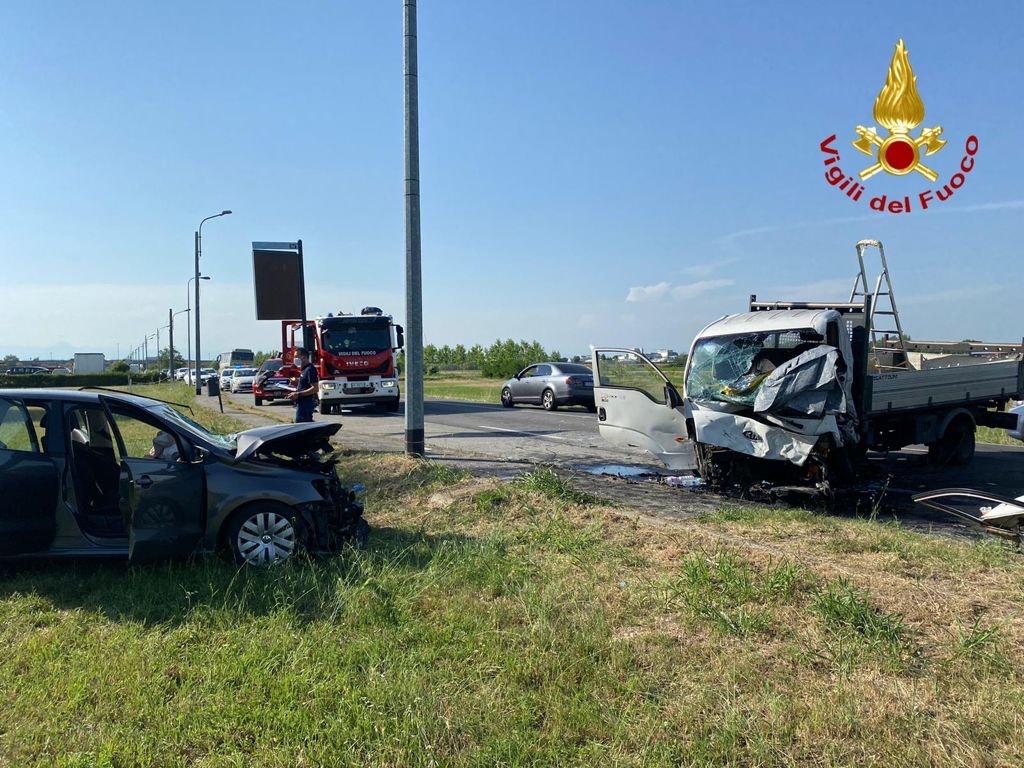 Scontro auto-furgone: grave un 52enne