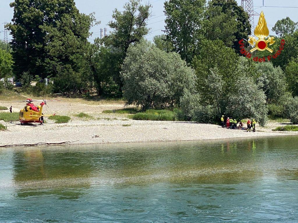 Galliate, padre e figlio in difficoltà nel Ticino: tratti in salvo