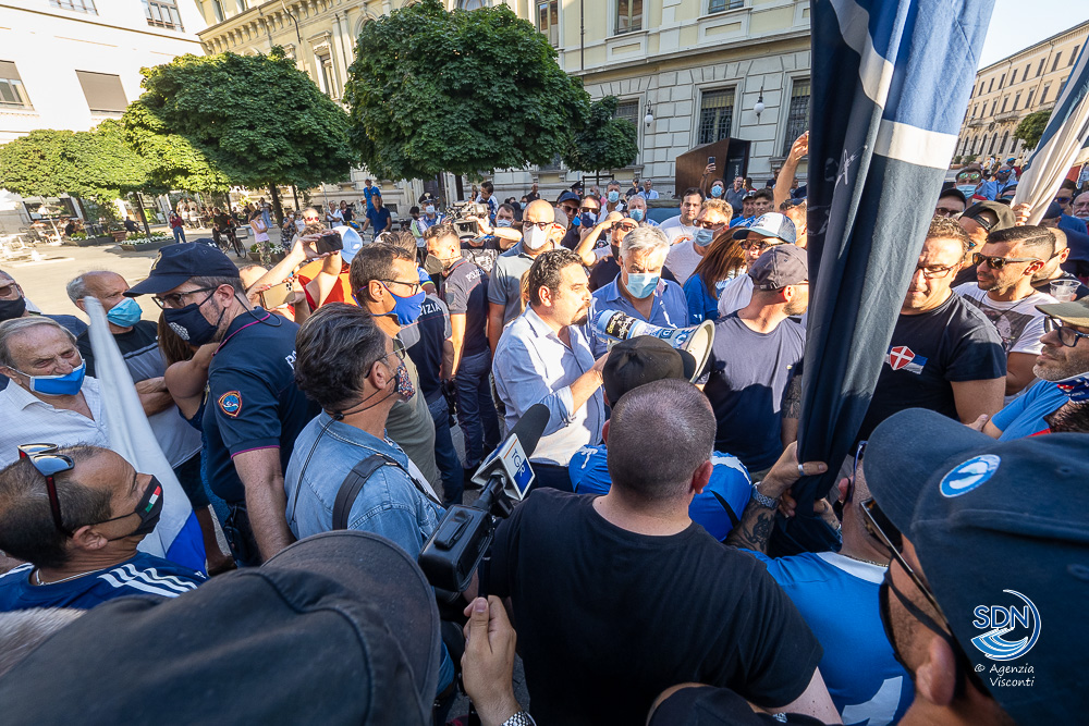 Corteo con centinaia di tifosi del Novara calcio in centro città per la mancata iscrizione in serie C