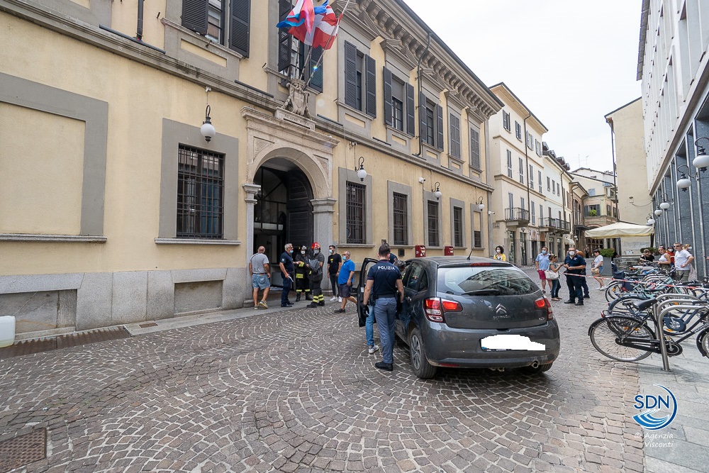Novara: arrestato l’uomo che ha sfondato con un’auto il portone del Comune