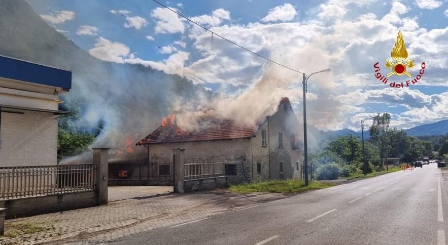 Grosso incendio in una stalla a Valduggia