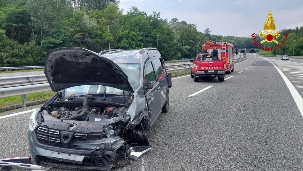 Incidente in autostrada sulla A26 in direzione di Arona, un ferito