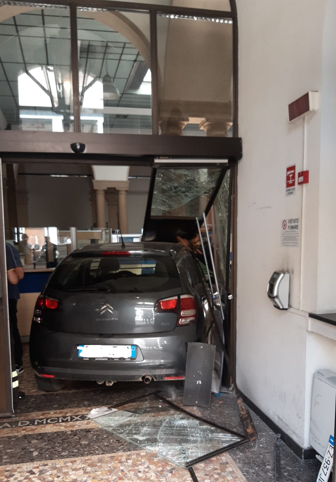 Si era lanciato contro il portone del Comune, il giudice riqualifica il reato. Il 38enne resta in carcere