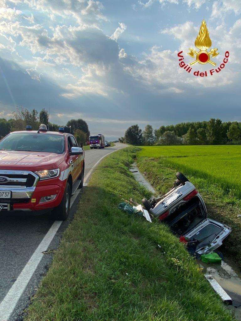 Quarantenne di Borgolavezzaro muore, finendo fuori strada tra Vespolate e Robbio