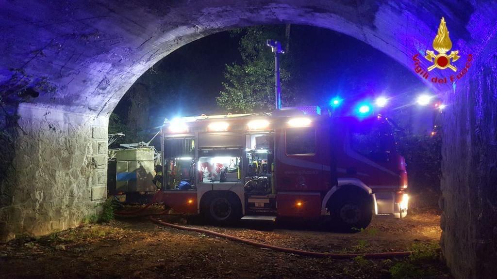 Catasta di legna in fiamme a Lesa