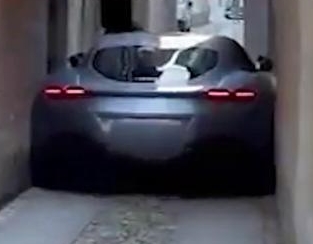 Non si può entrare in auto nel centro di Orta, ma qualcuno ci prova