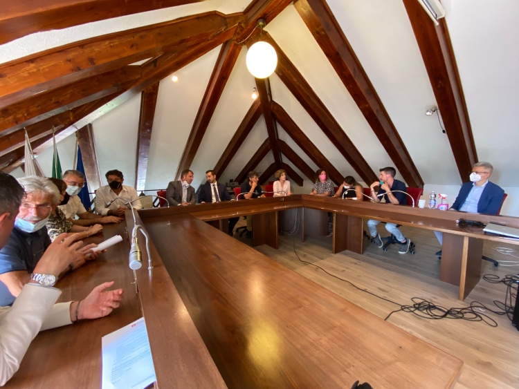 Sottoscritto il “Manifesto di Orta”, primo passo per avviare la prima comunità energetica di lago