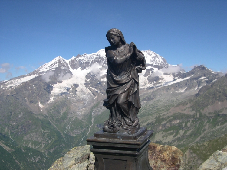 La festa patronale con una fiaccola a staffetta dal monte Tagliaferro (metri 2964) a Borgomanero