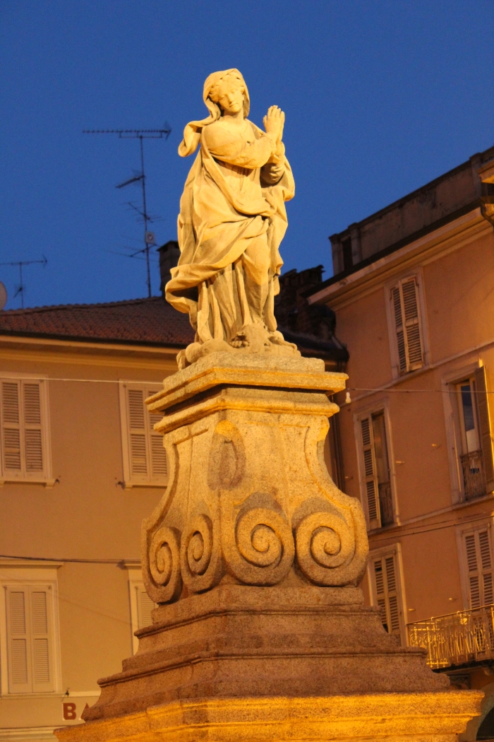 La festa patronale di san Bartolomeo a Borgomanero nei 300 anni di posa della statua della Madonna in piazza Martiri e la commemorazione di chi è morto per pandemia.