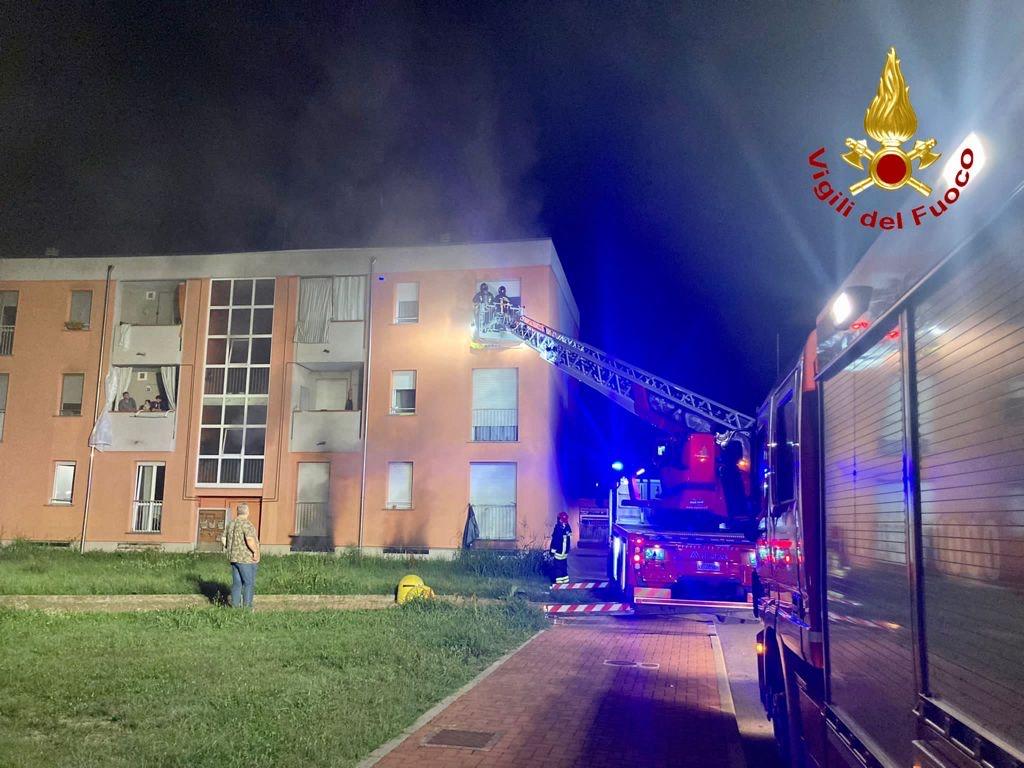Incendio in una palazzina: 8 persone lievemente intossicate dal fumo