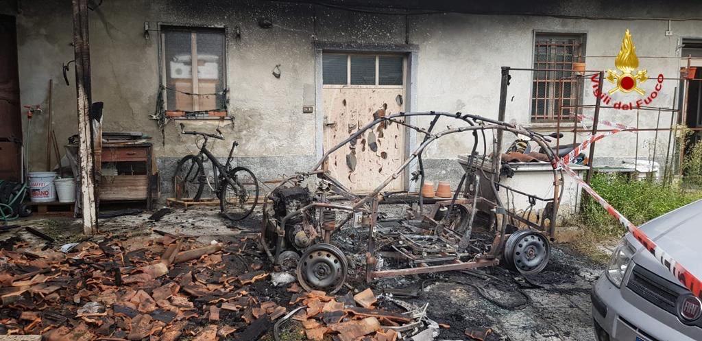 Gattico: fiamme da una tettoia adibita a garage