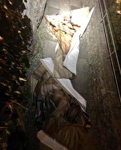 “Scherza coi fanti, ma lascia stare i Santi”. Vandalizzato il trittico del collettivo Foto Marvellini esposto al Sacro Monte