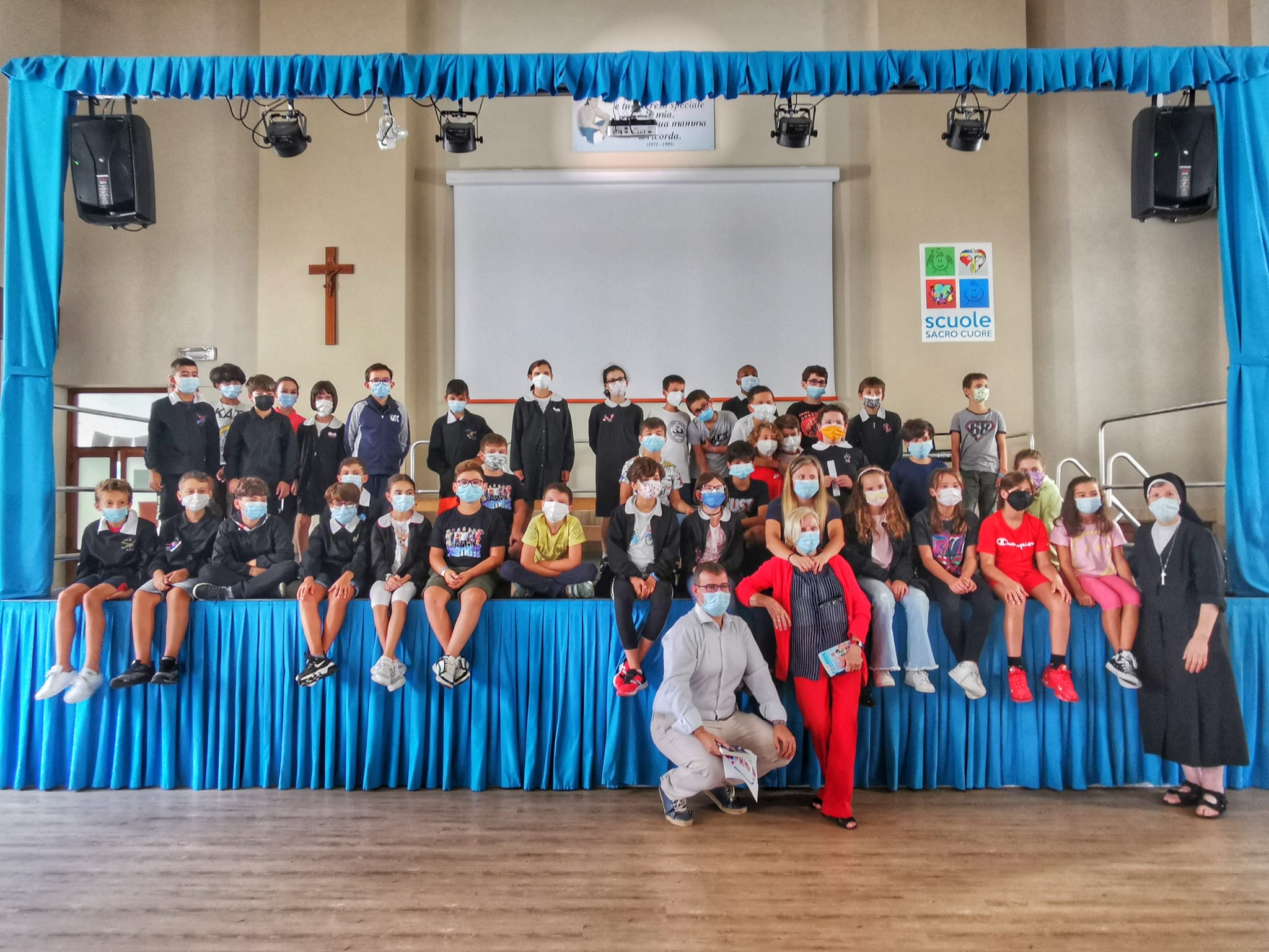 L’atleta Nicole Orlando tra i bambini del Sacro Cuore