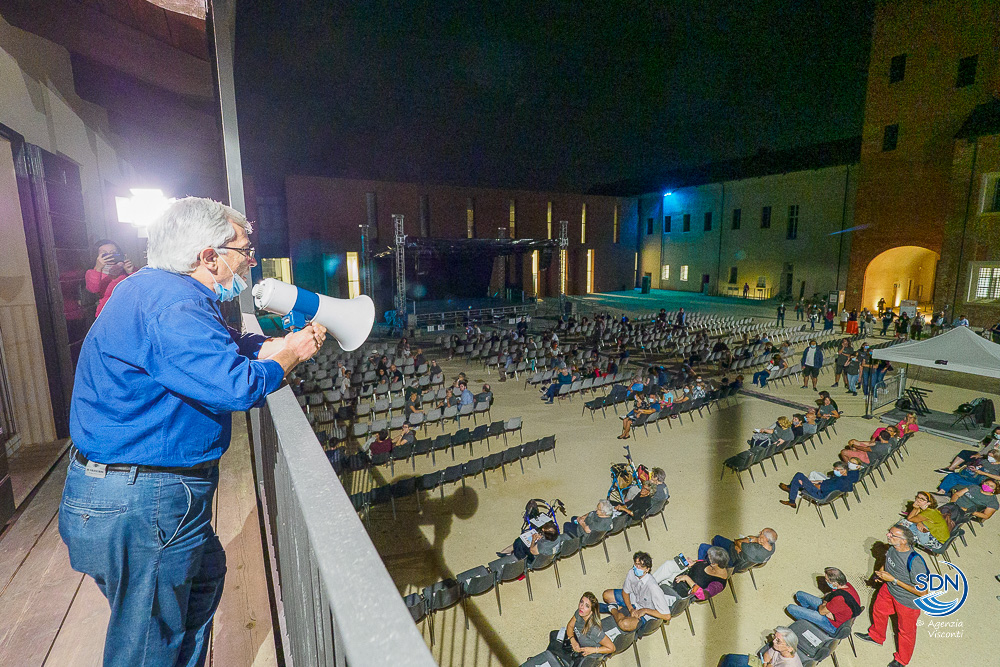Novara ha letto Dante in una serata magica: dal Comune alla Provincia, dai cortili privati a bar e negozi