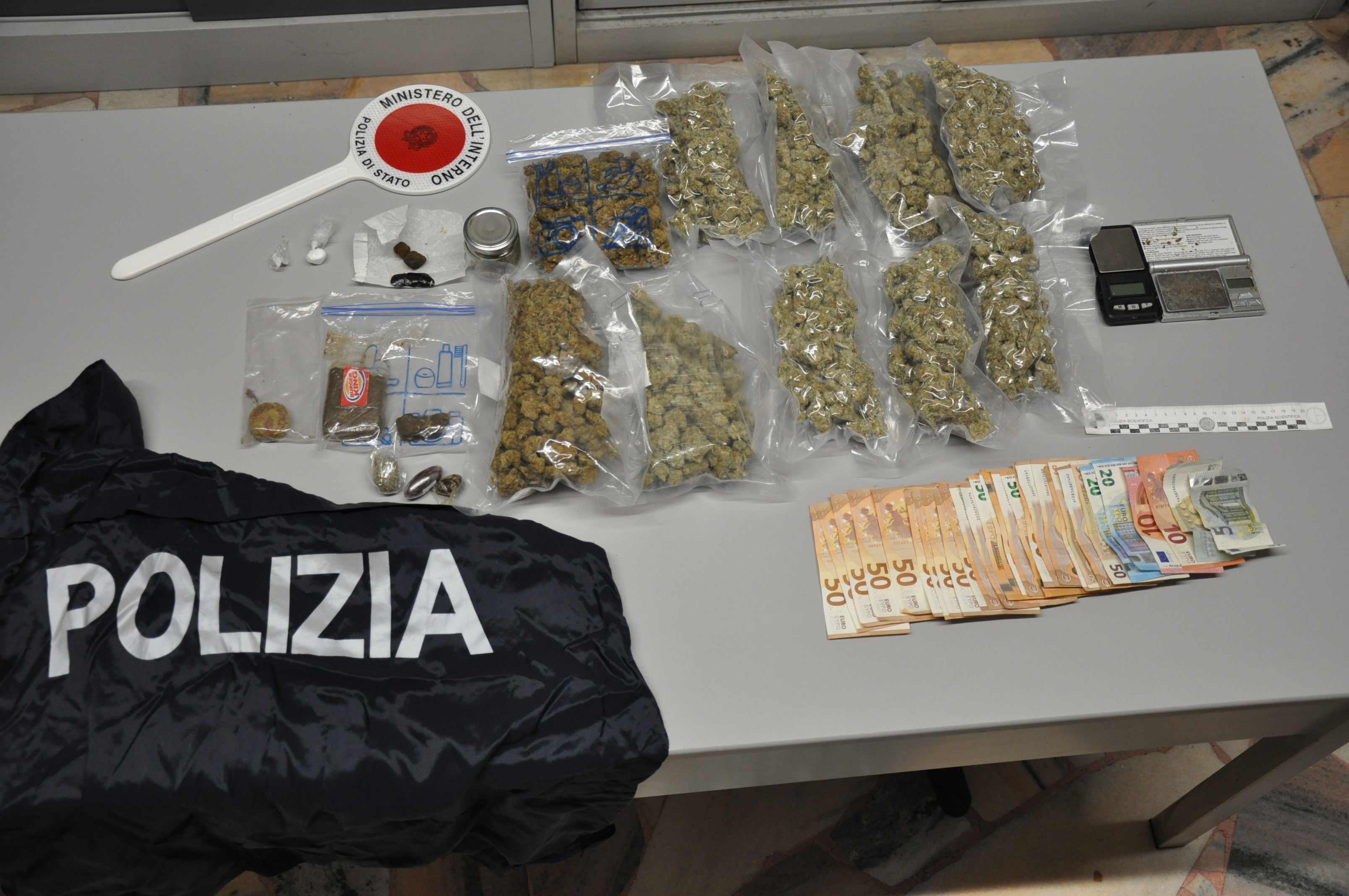 Due novaresi in manette per droga: trovati dalla Polizia con oltre un kg di stupefacente