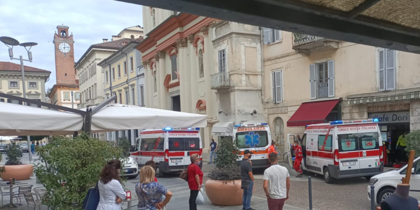 Novara: uomo muore soffocato al bar
